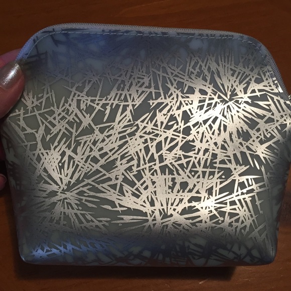 MAC Cosmetic Bag 💋 - Picture 3 of 6